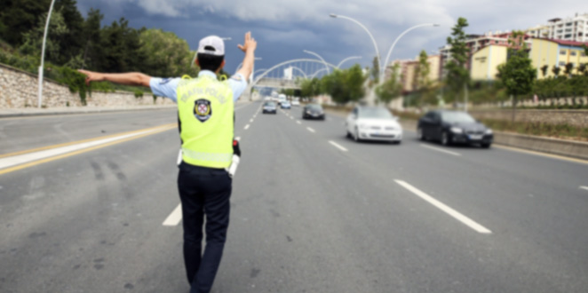 Alkol, Uyuşturucu veya Uyarıcı Maddelerin Etkisi Altında Araç Sürmesi Nedeniyle El Konulan Sürücü Belgesinin İadesi İçin Trafik Cezalarının Tamamının Ödenmesini Öngören Kuralın Anayasa’ya Aykırı Olmadığı